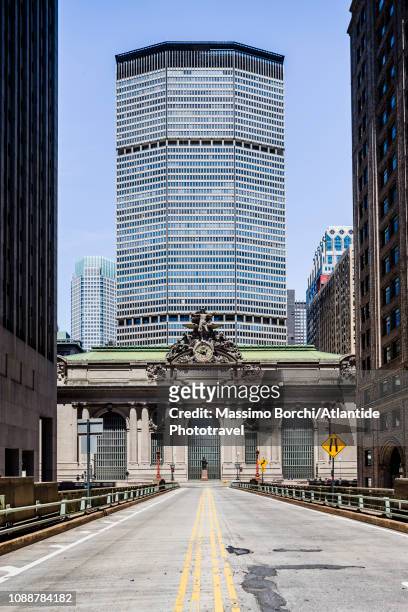 park avenue viaduct, the facade of the grand central terminal station and metlife building - metlife building stock pictures, royalty-free photos & images