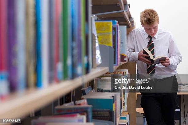 student in library - secondary school reading stock pictures, royalty-free photos & images