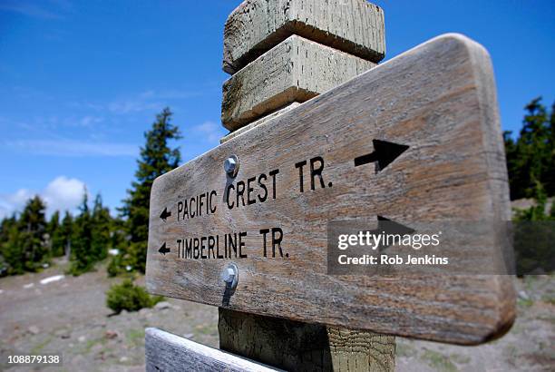 trail sign on oregon's mt hood - pacific crest trail fotografías e imágenes de stock