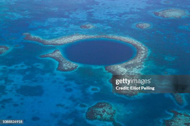 the great blue hole off the coast of belize in central america - lighthouse reef - fotografias e filmes do acervo