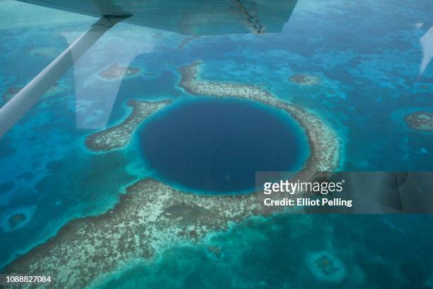 the great blue hole off the coast of belize in central america - lighthouse reef fotografías e imágenes de stock