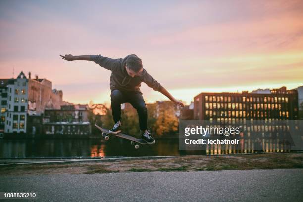 skateboard tricks in berlijn door de rivier de spree - berlin friedrichshain stockfoto's en -beelden