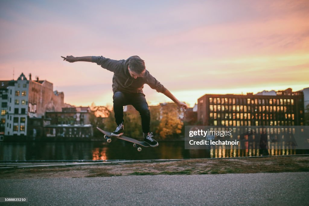 Skateboarding tricks in Berlin by the Spree river