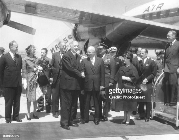 French President Charles de Gaulle shakes hands with US President Dwight Eisenhower on the tarmac at the airport, Washongton DC, April 22, 1960.