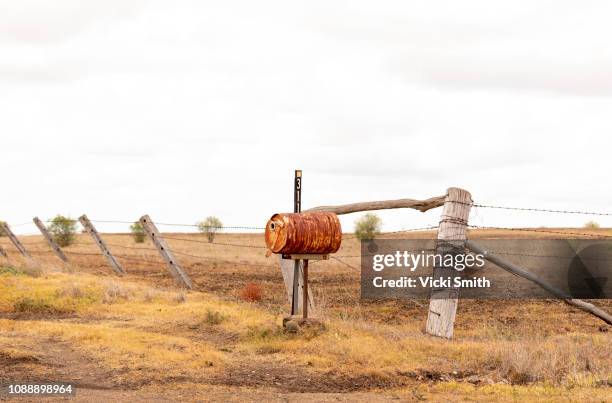 rusty letterbox out in the country - ranura de buzón fotografías e imágenes de stock
