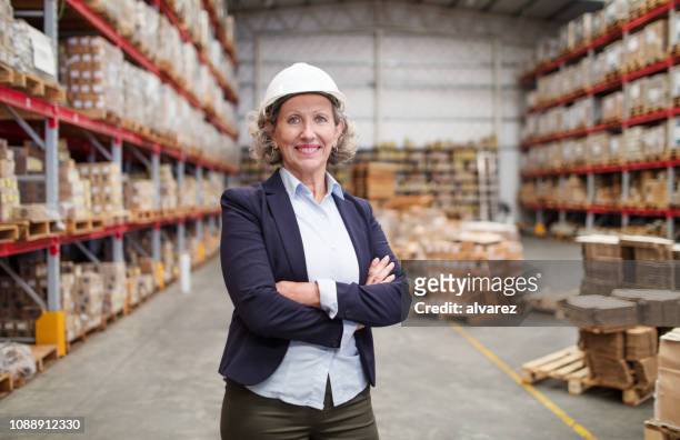 porträt von zuversichtlich senior lagerleiter - female factory stock-fotos und bilder