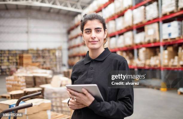 junge frau, die im lager arbeiten - porträt auszubildender stock-fotos und bilder