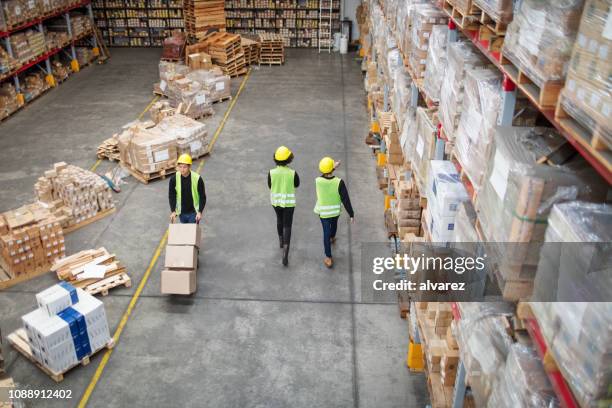 arbeitnehmer, die im großlager - storage hall stock-fotos und bilder