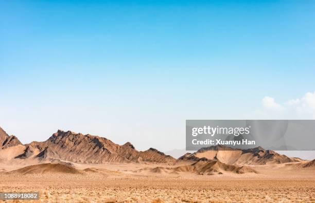 mountain in the desert - gobi desert stock-fotos und bilder