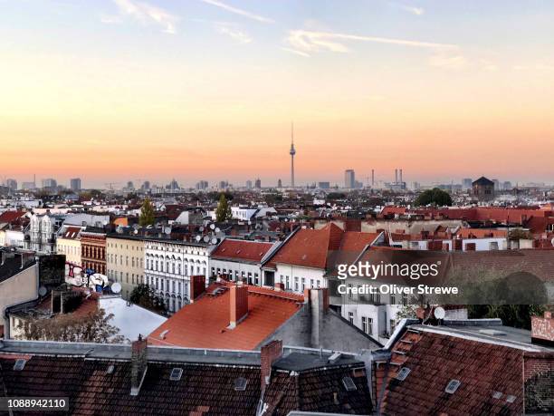 rooftop bar klunkerkranich - stadtsilhouette stock-fotos und bilder