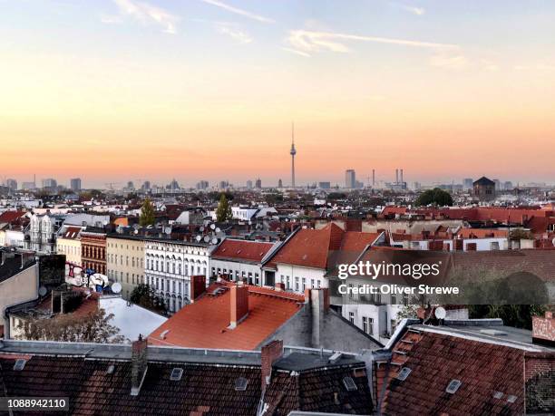 rooftop bar klunkerkranich - berlin skyline imagens e fotografias de stock