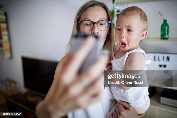 mother taking a selfie with baby daughter - blonde woman selfie foto e immagini stock