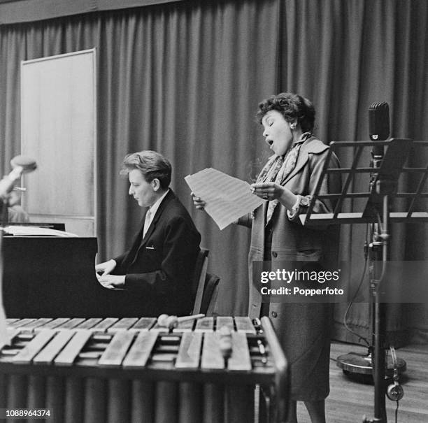 Stan Singer 1,711 Stan Singer Stock Photos, High-Res Pictures, and Images - Getty ...