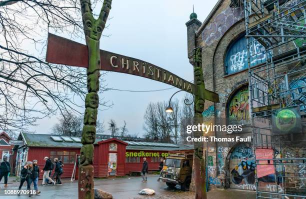 firmar en la entrada del distrito de freetown christiania en copenhague, dinamarca - freetown fotografías e imágenes de stock