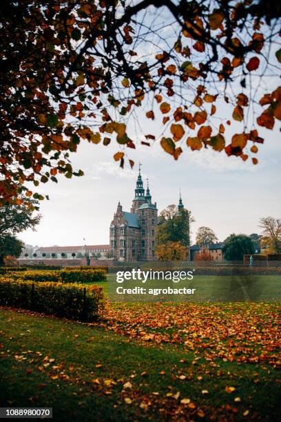 castillo de rosenborg y jardín del rey en otoño - copenhagen architecture fotografías e imágenes de stock