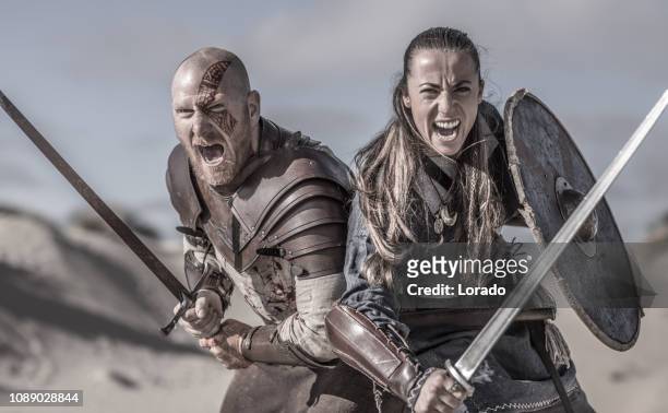野生の高原田舎バイキング戦士カップルの男性と女性 - viking ストックフォトと画像