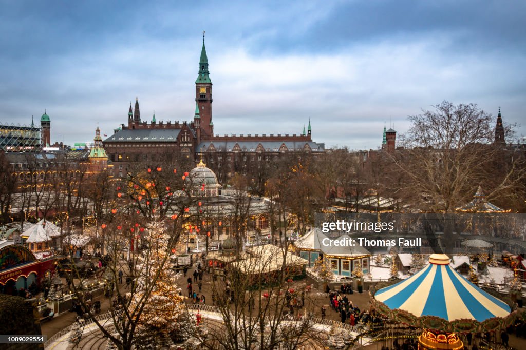 Vista sobre el parque Tivoli y centro de la ciudad de Copenhague en Navidad