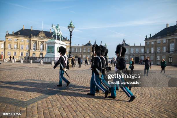 copenhagen soldiers colourful uniforms amalienborg denmark - amalienborg palace stock pictures, royalty-free photos & images