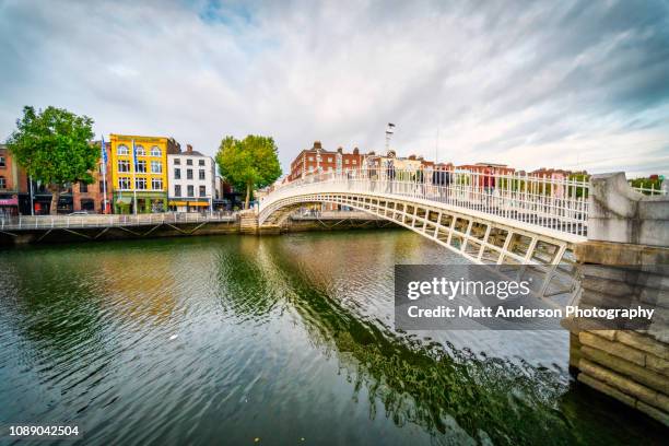 bridge and water way of dublin 4 - ha'penny bridge dublin stock pictures, royalty-free photos & images