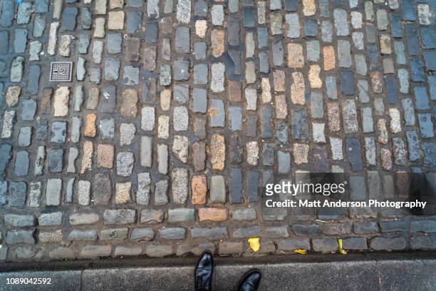 cobblestone dublin streets 3 - life and landmarks in the irish capital of dublin fotografías e imágenes de stock