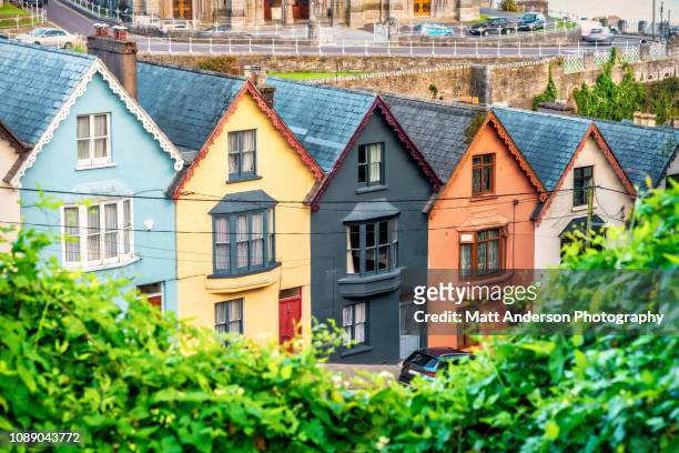 colorful houses near cathedral in cobh, ireland - ciudad de cork fotografías e imágenes de stock