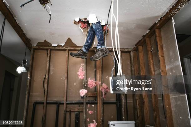 demolición y contratista hombre haciendo casa mejora - humor fotografías e imágenes de stock