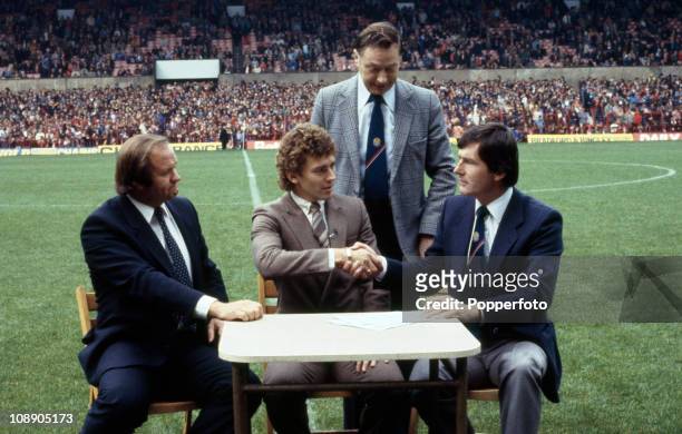 Bryan Robson signs for Manchester United prior to the match against Wolverhampton Wanderers at Old Trafford, Manchester on 3rd October 1981. Left to...