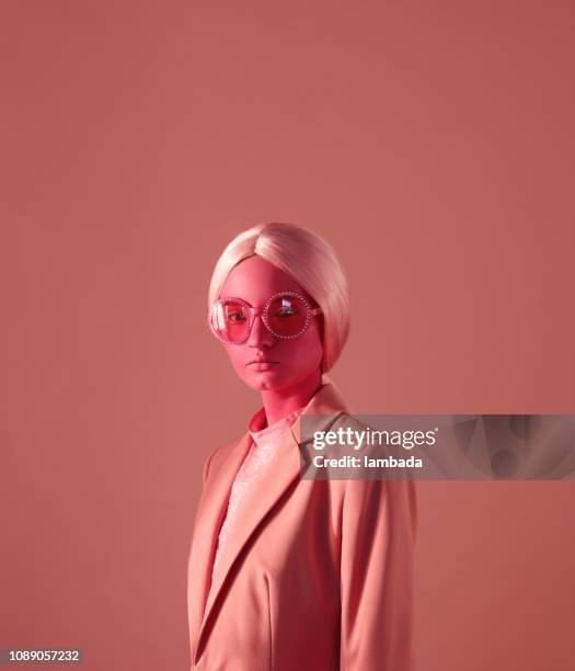 mujer con la piel rosa y gafas color de rosa - monocromo vestimenta fotografías e imágenes de stock