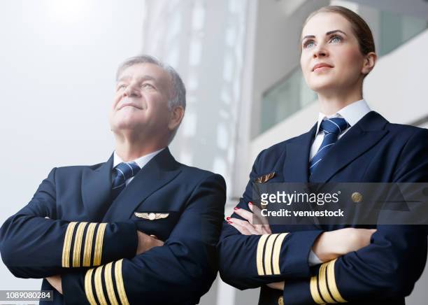 piloti fiduciosi che guardano attraverso la finestra - navigator foto e immagini stock
