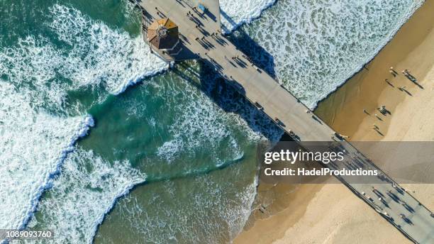 huntington beach pier - huntington-beach-californië stockfoto's en -beelden