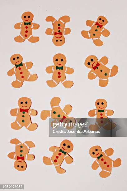 paper gingerbread men on the white background. - figurita de jengibre fotografías e imágenes de stock