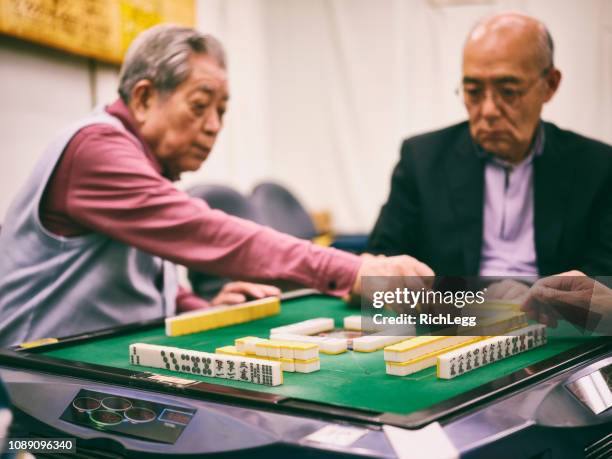 日本高齢者麻雀をプレイ - 麻雀 ストックフォトと画像