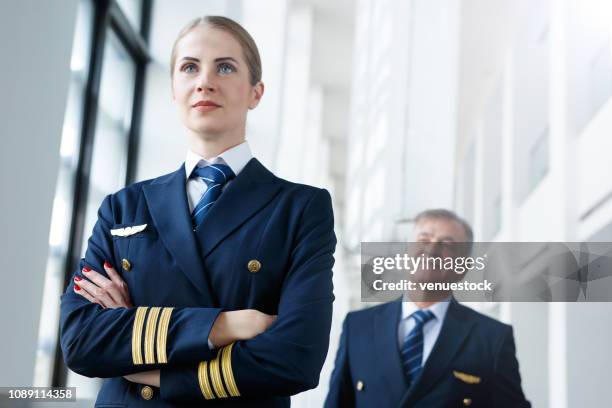 piloti di aerei di linea all'aeroporto - hostess foto e immagini stock