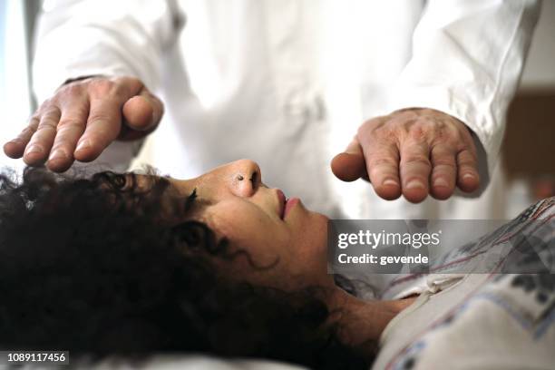 práctica de la terapia de reiki - reiki fotografías e imágenes de stock