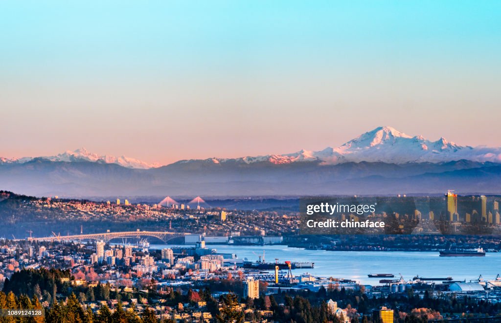 Die Skyline von North Vancouver und Schiffe in den Hafen und Schnee-Bergen im Hintergrund