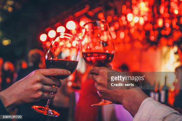 カップル乾杯ワイン グラス - バレンタイン　友人 ストックフォトと画像