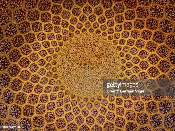 beautiful islamic pattern of landmark sheikh lotfollah mosque, isfahan, iran - islam stock-fotos und bilder
