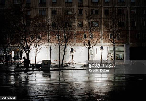 a film set on a city street at night - film industry - fotografias e filmes do acervo