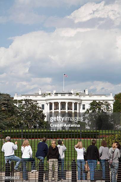 tourists outside of the white house, washington dc, usa - white house exterior stock pictures, royalty-free photos & images