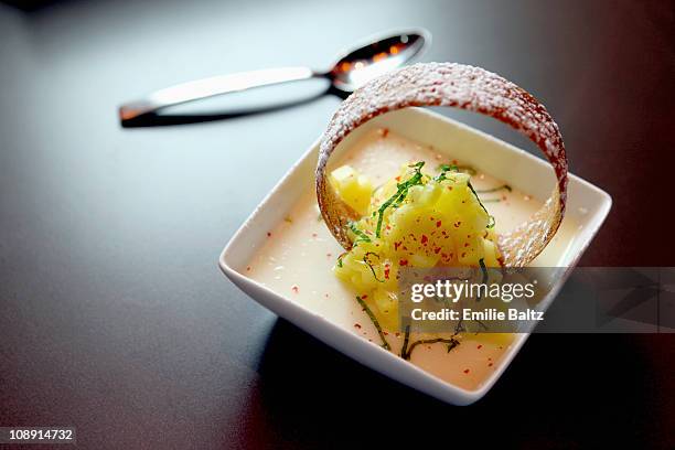 vanilla panne cotta with marinated pineapple and basil - dining presentation food stock-fotos und bilder