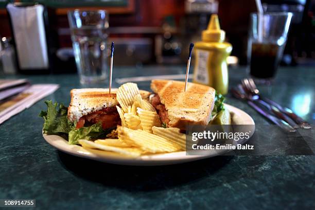 a blt with ruffled potato chips - bocadillo de beicon lechuga y tomate fotografías e imágenes de stock