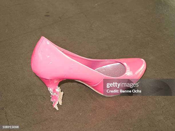 a pink stiletto with bit marks - pink shoe 個照片及圖片檔