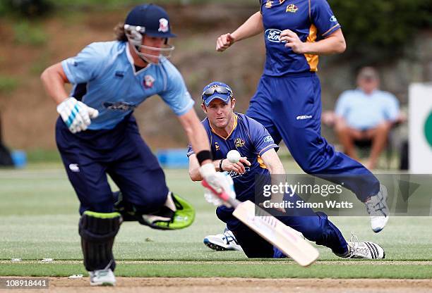 Aaron Redmond of the Volts attemts to run out Lou Vincent of the Aces during the one day semi final match between Auckland and Otago at Colin Maiden...