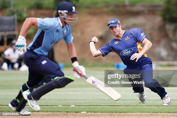 Aaron Redmond of the Volts attemts to run out Lou Vincent of the Aces during the one day semi final match between Auckland and Otago at Colin Maiden...