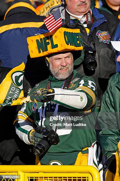 Green Bay Packer fan Steve Tate waits for the players to enter Lambeau Field during the Packers victory ceremony on February 8, 2011 in Green Bay,...