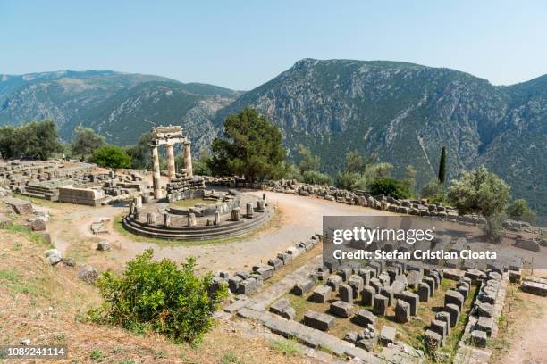 tholos the circular temple of delphi - templo de apolo naxos imagens e fotografias de stock