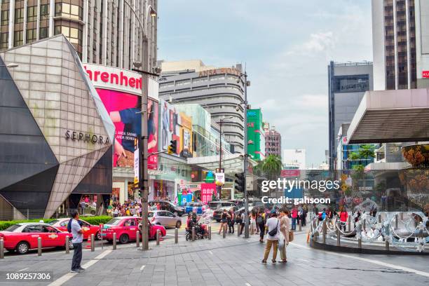 bukit bintang est le grands shopping et divertissement district de kuala lumpur, malaisie. les magasins de luxe et centres commerciaux construits à côté de la rue. cette zone est populaire parmi les touristes et les habitants. - pavillon de verdure photos et images de collection