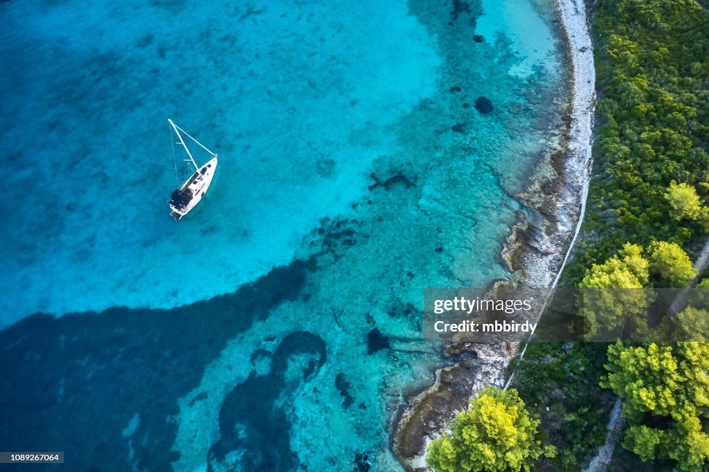 Velero anclado, vista de abejón