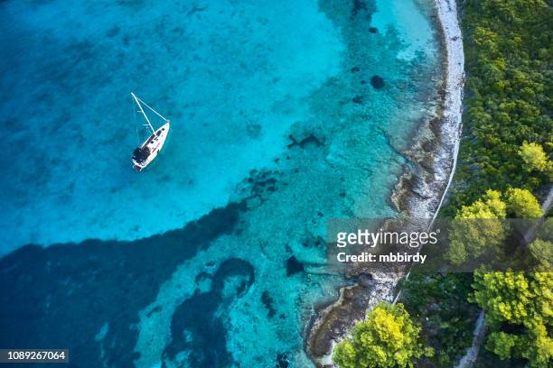 barca a vela ancorata, vista dal drone - costa caratteristica costiera foto e immagini stock
