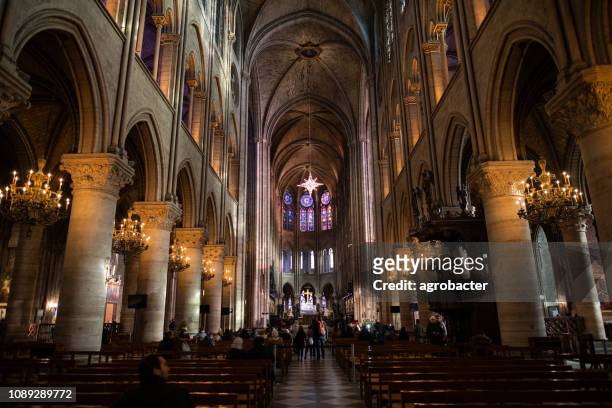 interior de la catedral notre dame, catedral católica medieval - notre dame de paris fotografías e imágenes de stock